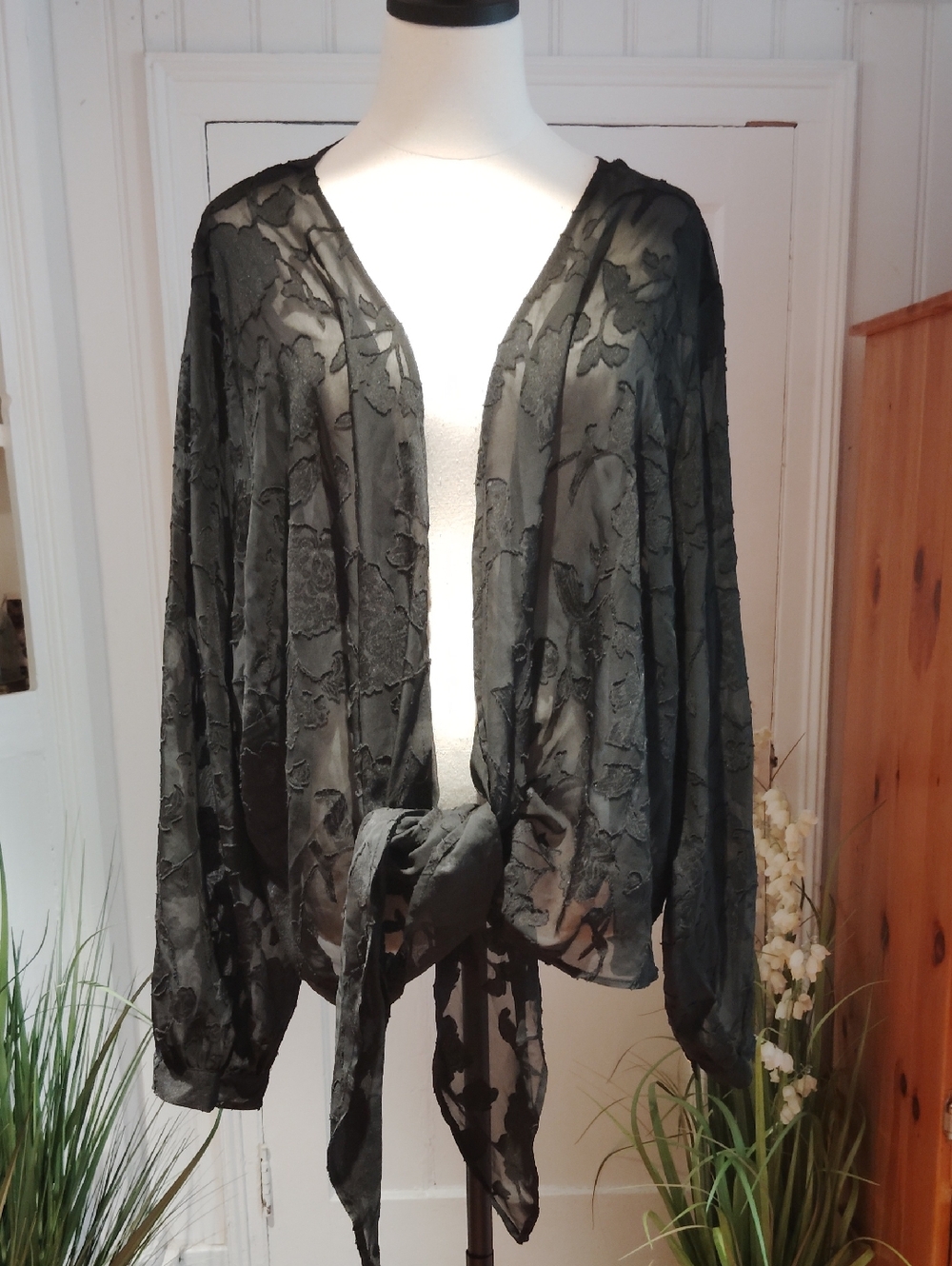 Susan Graver Clip Jacquard Chiffon Long Sleeve Tie Front Shrug NEW WITHOUT TAGS